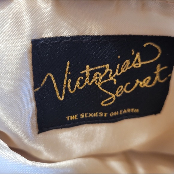 Victoria secret cosmetic, bad white for with sat back - Picture 2 of 9